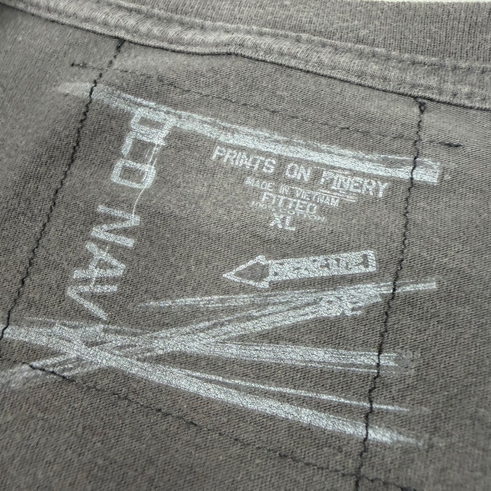 Y2K Mens Old Navy Prints on Finery Graphic Fitted T-Shirt Charcoal Gray XL - Picture 3 of 7